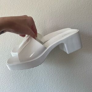 WHITE PLATFORM HEELED SANDALS!